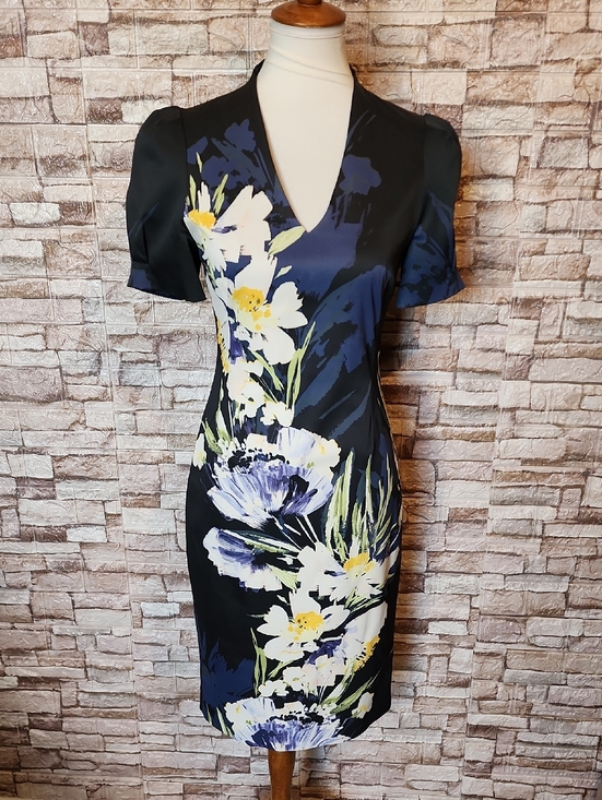 Karen Millen Dresses & Skirts - Karen Millen Floral V-Neck Sheath Dress - Navy & White
